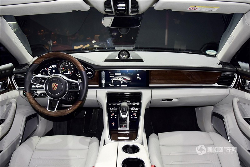 Panamera 4 E-Hybrid 2017款 行政加長(zhǎng)版 2.9T