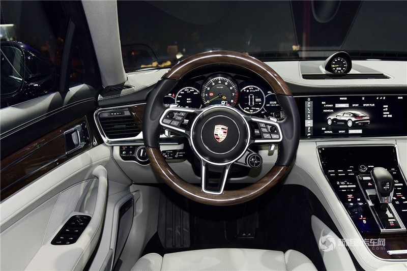 Panamera 4 E-Hybrid 2017款 行政加長(zhǎng)版 2.9T
