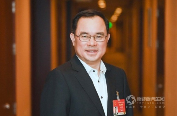 全國(guó)人大代表朱華榮