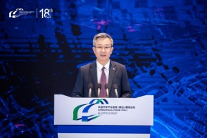 泰達(dá)汽車論壇開幕 中國汽車技術(shù)研究中心董事長安鐵成發(fā)表演講