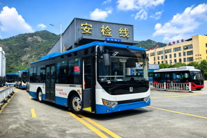 共創(chuàng)綠色智慧交通未來(lái)的生動(dòng)實(shí)踐!吉利星際客車(chē)首次交付溫州