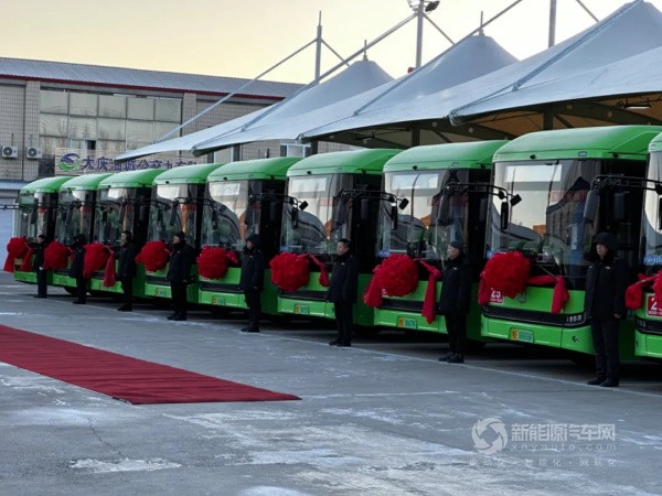 吉利醇?xì)潆妱?dòng)客車