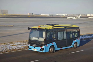 契合綠色航空理念 金龍新能源無人接駁車烏魯木齊國際機場試運行