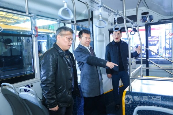 吉利星際首款智能駕駛導覽車