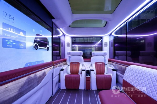 吉利星際首款智能駕駛導覽車