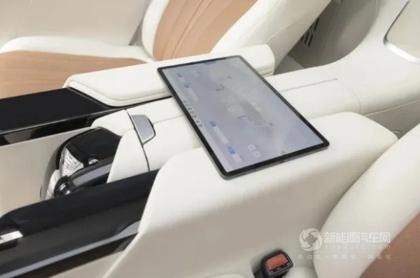 吉利星際首款智能駕駛導覽車