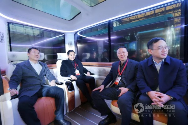 吉利星際首款智能駕駛導覽車