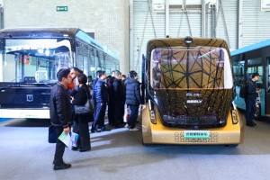 成全場(chǎng)焦點(diǎn)! 吉利星際首款智能駕駛導(dǎo)覽車亮相2024上海國際客車展