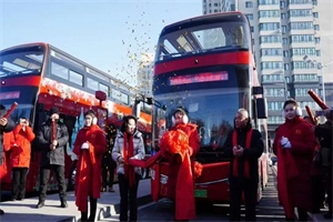 安凱新能源客車驚艷出圈!火紅雙層觀光巴士璀璨亮相哈爾濱