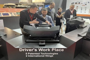 Busworld 2025|森鵬發(fā)布全球首款量產(chǎn)電動(dòng)調(diào)節(jié)數(shù)字駕駛艙